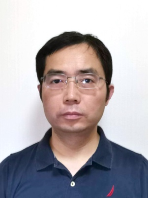 穿蓝色衬衫的男子微笑着描述已自动生成